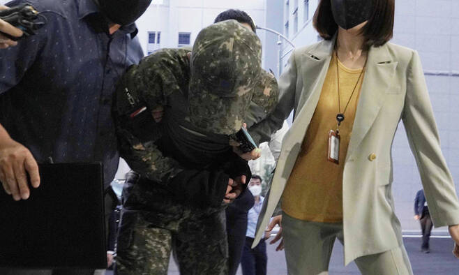 극단적 선택을 한 공군 여성 부사관을 성추행한 혐의를 받는 장 모 중사가 2일 저녁 구속영장실질심사를 받기 위해 국방부 보통군사법원에 압송되고 있다. 국방부 제공