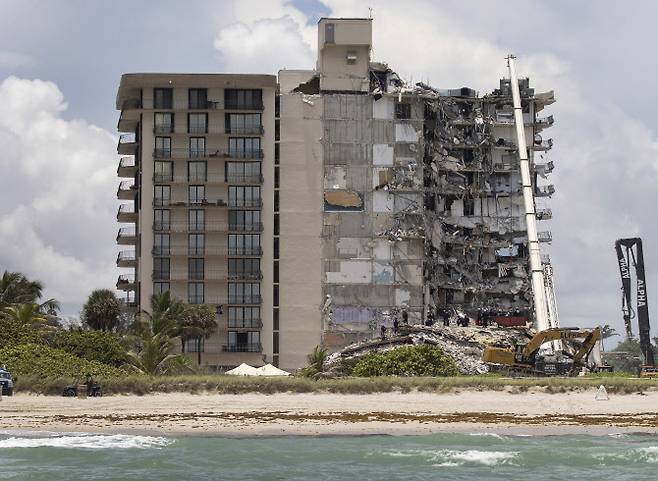 미국 플로리다주(州) 마이애미데이드 카운티 서프사이드의 아파트 붕괴사고로 9명이 숨졌으며 152명은 실종상태다. (사지=AFP)