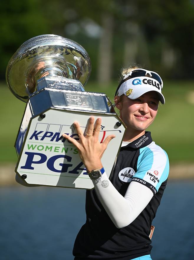 KPMG 여자 PGA 챔피언십 우승 트로피를 들고 있는 넬리 코르다. AP연합뉴스