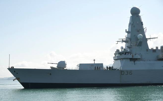 흑해를 항행하다가 러시아측과 갈등의 단초를 제공한 영국 해군의 구축함 디펜더호/AFP 연합뉴스