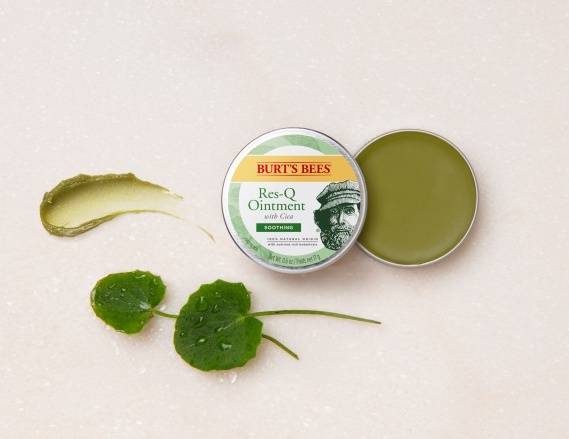 버츠비 레스큐 오인트먼트 시카 - 피부 진정에 탁월한 3가지 병풀 추출물이 함유된 피부 진정 멀티 밤. 자극 받은 피부 진정, 피부 장벽 보습 개선, 건조에 따른 가려움 완화 인체 적용 시험으로 검증을 완료했다. 올리브 껍질 오일, 비즈왁스, 카카오씨 버터, 밀배아 오일 등 유분 보습 성분이 풍부하게 들었다. 17g 1만4천5백원.