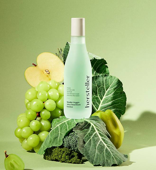 허스텔러 원더 원더 베지 쥬시 트리트먼트 에센스 - 72시간 동안 저온 침지해 얻은 케일 추출물을 90% 함유했고 바질잎수, 초록 열매들에서 추출한 성분들이 항산화, 진정, 수분 공급, 피부결 개선 등 다양한 기능을 한다. 화장 솜이나 시트에 적셔 마스크로 쓸 수 있다. 150mL 3만8천원.