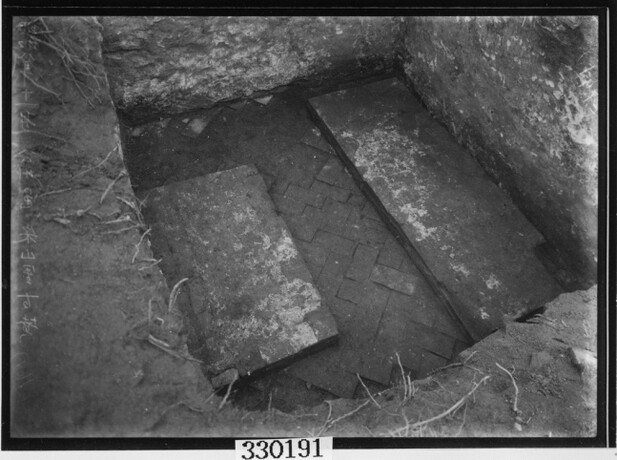 일제강점기인 1930년대 조사 당시 찍은 송산리 29호분 무덤방 내부의 모습. 국립중앙박물관에 소장된 유리건판 사진이다.