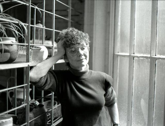 페미니즘 예술가로서 작품활동 외에 '여성행동연대(WAC)' 단체 활동에도 가담하며 일상의 젠더 차별과 폭력에 맞섰던 그는 2000년대 중반까지 국제 예술계의 진지한 주목을 받지 못했다. 그는 "모든 운동은 집단 연대의 형태로 이뤄지지만 때로는 개인이 그 불이익을 감당하기도 한다"고 말했다. heresiesfilmproject.org, 그의 사진