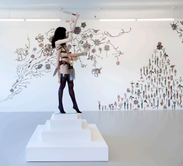 힌두교 파괴의 여신 '칼리'와 보빗의 이미지를 형상화한 에델슨의 1994년 조형작 '칼리/보빗'. David Lewis Gallery