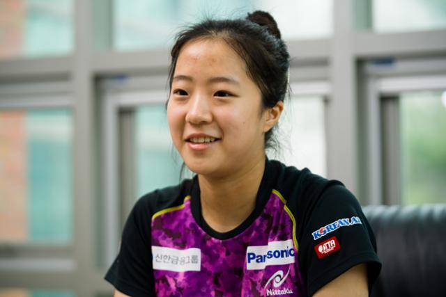 역대 최연소로 올림픽 국가대표 탁구선수로 선발된 신유빈(17·대한항공)이 인천 원당동 KAL아파트 체육관에서 한국일보와 인터뷰를 하고 있다. 한진탁 인턴기자