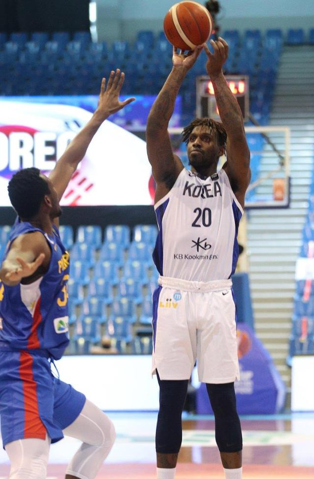 한국 남자농구 대표팀 라건아가 20일 필리핀 앙헬레스에서 열린 2021 FIBA 아시아컵 예선 A조 6차전에 출전해 슛을 쏘고 있다. 대한농구협회 제공