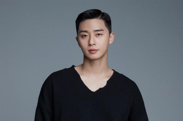 The interview that Actor Park Seo-joon gave seven years ago was embroiled in controversy over his remarks, which is why he has a patriarchal value in his response to his wife and ideal.Why did he get on the board now, not at the time?The controversy began with a post posted on an online Community on the 27th.According to this article, Park Seo-joon said in an interview with a fashion magazine in 2014, My wife wants to take care of my family without a job. That will not change.I think I want my child to grow up in my mothers hands because I grew up in such an environment. Park said, When I was a child, I thought that my lifelong idea was established.I think a child who is not loved is a problem because he becomes an adult, he said. I will be a good father, but especially my mother should be next to the child.It may not be the right answer, but this is the right answer for me now. As for his ideal type, he said, I like women who want to protect them. If they are tall, they seem to live well alone.There are many types of people who are dry. As the contents of this interview were shared through various online communities, netizens were dismayed. One of the Community users commented, It is a patriarchal and old-fashioned value.Another netizen refuted, I just revealed my thoughts about the ideal. The two opinions are tensely confronting this until the 28th.It took seven years for Park to make a statement to turn into a stone and fly to him.In 2014, Park Seo-joons remarks were not a big problem.In the same year, Alba Heaven, a part-time job portal, surveyed 941 male and female college students nationwide and surveyed the campus ideal type.The most popular type of male college students was my sculpture, which takes care of attendance, tasks and snacks. The second place was protective instinct stimulus type that I always want to be next to.Many young men at the time had similar ideas to Park Seo-joon.Of course, Park Seo-joons thoughts about ideal type changed according to the passage of time.Im not attracted to the type like the present-looking one, he said in a TVN Taxi in 2014, the same year the interview was conducted.The ideal type seems to keep changing, and now I think its important that the conversation works well, an interview video from YouTube channel K-POP Hello TV released in 2015.I like the beautiful hand and smile. In 2016, KBS2 Entertainment Artist Interview was a lot of first impressions.The conversation code should be right, he said.The interview that I conducted in my 20s is controversial at this point, and he will be embarrassed.However, in the interview, Park said, The child who is not loved seems to be a problem because he becomes an adult.These days, when there are many working mothers and single mothers who raise children while working, it is a statement that can cause a lot of antagonism.Park Seo-joon, who is at the center of the topic due to this controversy, will meet the public through various works including Concrete Utopia.