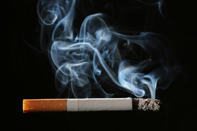 실제 국내의 경우 흡연의 전체 사망에 대한 기여위험도는 남성 34.7%, 여성 7.2%로 전해진다. /클립아트코리아 제공