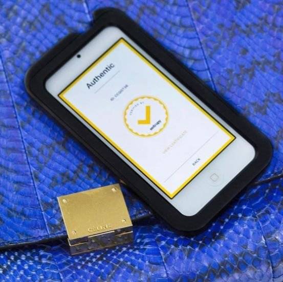 휴대용 현미경 카메라로 가방을 관찰해 정품을 감정해주는 어플. 사진 앤트러피 공식 인스타그램