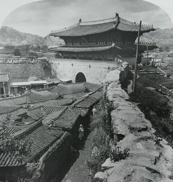 1904년 숭례문과 숭례문 성곽 모습. 서울숭례문(남대문)은 일제 때 조선총독부가 '보물 1호'로 지정한 이래 '1호'를 유지해왔지만 이같은 문화재 지정번호를 없애는 문화재보호법 시행령 개정안이 29일 입법예고된다. [사진 문화재청]