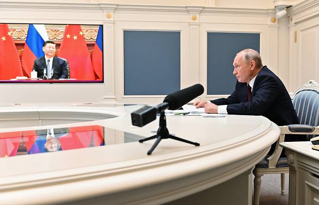 블라디미르 푸틴 러시아 대통령이 28일(현지시간) 모스크바에서 시진핑 중국 국가주석과 화상 정상회담에 참여하고 있다.  모스크바｜AP연합뉴스