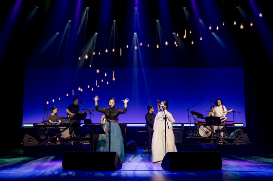 'Jeongga' (traditional Korean songs based on Korean poems) master Kang Kwon-soon, Song Hong-seop Ensemble and Sinnoi's collaboration performance "I and My Fellow Traveler" will be staged at 3 p.m. on July 4. [NATIONAL THEATER OF KOREA]