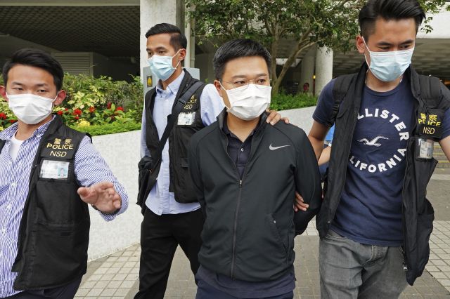 홍콩의 대표적 반중매체인 빈과일보의 라이언 로(오른쪽에서 두 번째) 편집장이 지난 17일 자택에서 경찰에 체포돼 연행되고 있다. 연합뉴스