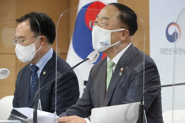홍남기 경제부총리 겸 기획재정부 장관이 28일 서울 종로구 정부서울청사에서 2021년도 하반기 경제정책방향 관계부처 합동브리핑을 하고 있다. [이충우 기자]