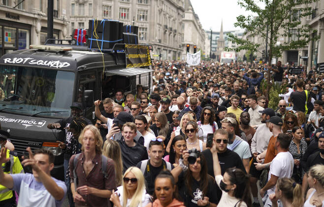 델타변이 확산과 함께 봉쇄조치가 1달 연장된 영국 런던에서 시위대들이 음악행사에 대한 인원제한 규정을 완화해줄 것을 요구하며 행진을 하고 있다. [사진출처=연합뉴스]