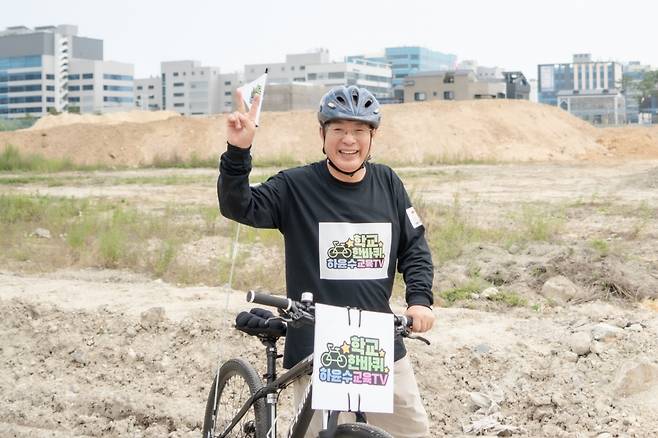 강서구 명지 국제학교 설립 예정 부지를 방문한 하윤수 전 부산교대 총장/사진=포럼 교육의힘