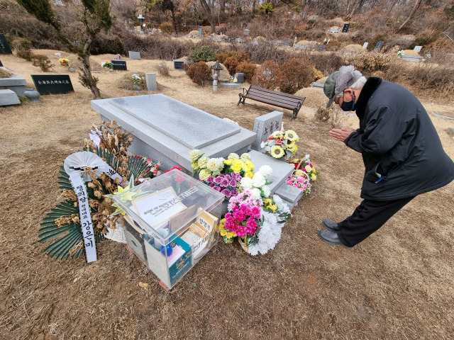 ▲ 한 방문객이 진보정당 운동의 상징이었던 노회찬 의원의 묘 앞에서 참배를 하고 있다. ⓒ손호철