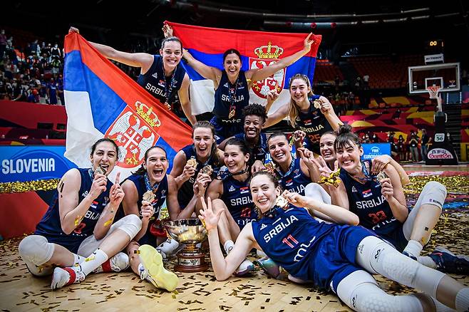유로바스켓 우승을 차지한 세르비아 여자농구 대표팀. FIBA 제공