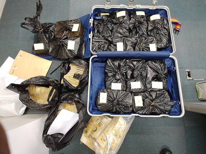 9천억원대 도박사이트 적발 (부산=연합뉴스) 베트남 등 해외에 서버를 두고 9천억 원대 불법 스포츠도박 사이트를 운영한 일당이 대거 검거됐다고 부산경찰청이 28일 밝혔다. 사진은 도박 사이트 사무실서 발견된 현금다발. 2021.6.28 [부산경찰청 제공. 재판매 및 DB 금지] photo@yna.co.kr