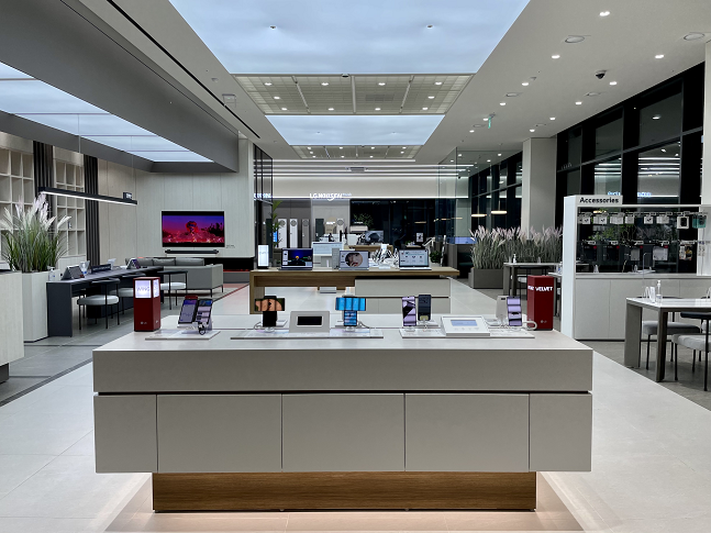 LG베스트샵 서초본점 스마트폰 전시 매대./사진=백유진 기자 byj@