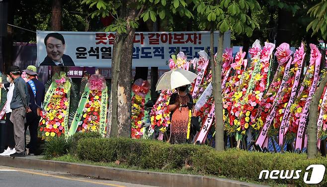 윤석열 전 검찰총장이 대권 도전을 공식 선언하기로 한 29일 서울 서초구 매헌 윤봉길 의사 기념관 주변에 윤 전 총장의 지지자들이 보낸 화환들이 세워져 있다. 2021.6.29/뉴스1 © News1 구윤성 기자