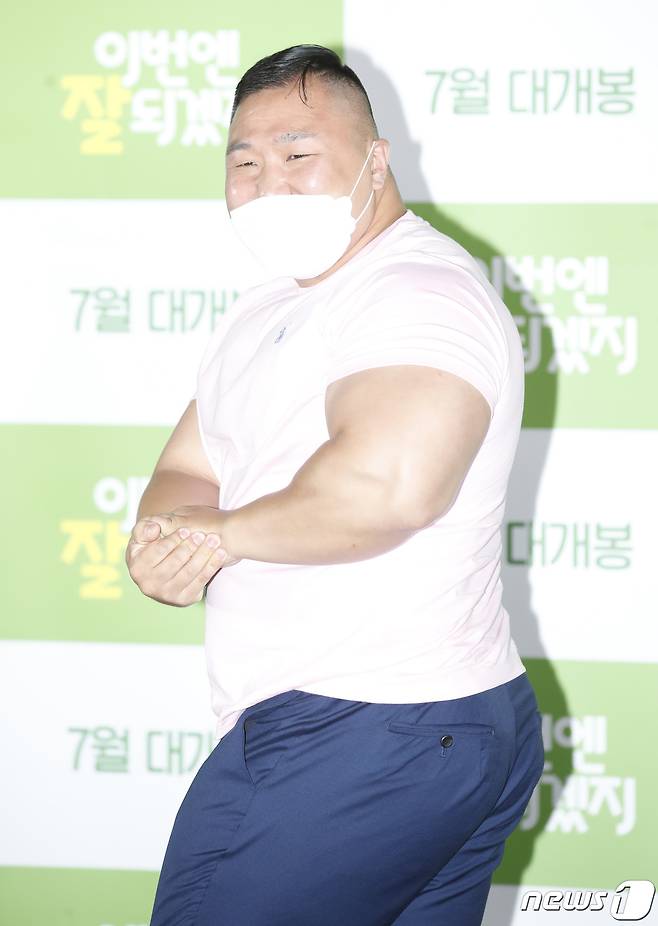 배우 하제용이 29일 오후 서울 용산구 한강로 CGV 용산아이파크몰점에서 진행된 영화 '이번엔 잘 되겠지'(감독 이승수) 기자 간담회에 참석해 포즈를 취하고 있다. '이번엔 잘 되겠지'는 폴리쉬, 토종닭, 오골계 등 닭이라면 자신 있는 소상공인 치킨집 사장 승훈이 거부할 수 없는 시나리오를 발견하고 영화 제작에 뛰어들며 벌어지는 좌충우돌 휴먼 코미디이다. 2021.6.29/뉴스1 © News1 권현진 기자