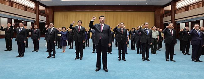 시진핑 주석 등 중국 최고지도부가 지난 6월 공산당 창당 100주년을 맞아 베이징에 새로 개관한 중국공산당역사전람관을 방문하고 있다.