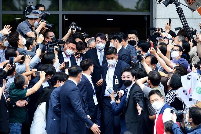 윤석열 전 검찰총장이 29일 서울 서초구 매헌윤봉길의사기념관에서 대선 출마 기자회견을 마친 뒤 나서고 있다. 2021.06.29 국회사진기자단