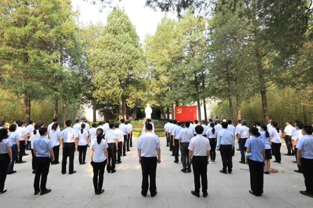 지난 8일 중국 베이징 리다자오 열사 능원에서 공산당원들이 당 역사학습교육을 진행하고 있다. 정면에 동상과 꽃밭, 붉은색 공산당기가 보인다. 펑파이 캡처
