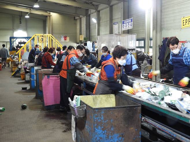 김포시 공공선별장에서 작업자들이 종류별로 폐플라스틱 분리하고 있다. 강찬수 기자