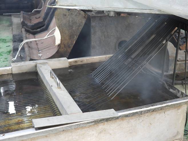 폐비닐 재활용 공장에서 폐비닐을 녹여 고무줄처럼 뽑아낸 다음 찬물에 담가 식혀 굳히고 있다. 강찬수