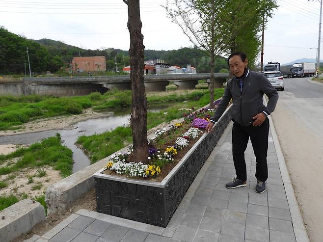 포우천개발의 남순우 대표가 폐비닐을 재활용해서 만든 화단에 대해 설명하고 있다. 강찬수 기자
