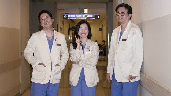 드라마 '슬기로운 의사생활'을 자문한 삼성서울병원 양지혁 심장외과, 오수영 산부인과, 이상훈 소아외과 교수(오른쪽부터)가 23일 서울 강남구 일원동 삼성서울병원에서 중앙일보와 인터뷰를 했다. 임현동 기자
