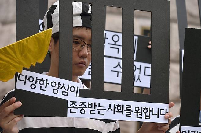 2015년 7월9일 서울 종로구 헌법재판소 앞에서 시민단체 회원이 죄수복을 입고 병역거부자를 처벌하는 법에 대한 위헌 판결을 요구하고 있다. ⓒ시사IN 이명익