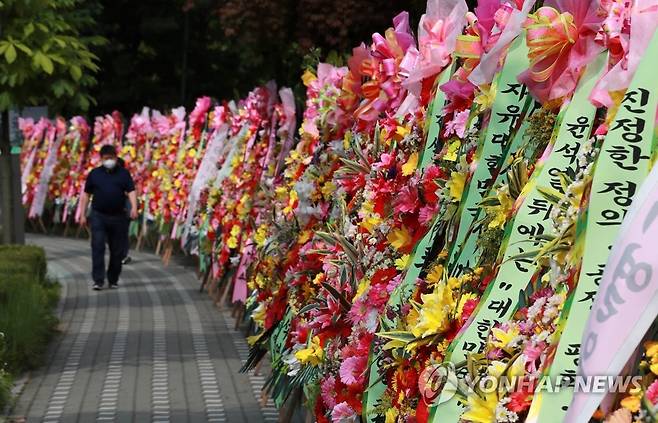 매헌 윤봉길 의사 기념관 앞에 세워진 윤석열 전 검찰총장 지지 화환 (서울=연합뉴스) 윤석열 전 검찰총장이 대권 도전을 공식 선언하기로 한 29일 서울 서초구 매헌 윤봉길 의사 기념관 앞에 윤 전 총장의 지지자들이 보낸 화환이 세워져 있다. 2021.6.29 [국회사진기자단] jeong@yna.co.kr