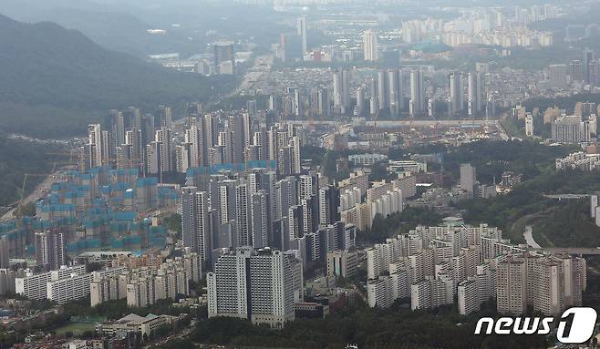 서울 송파구 롯데월드 서울스카이 전망대에서 바라본 강남구 아파트 단지 모습. 2021.6.23/뉴스1 © News1 박세연 기자