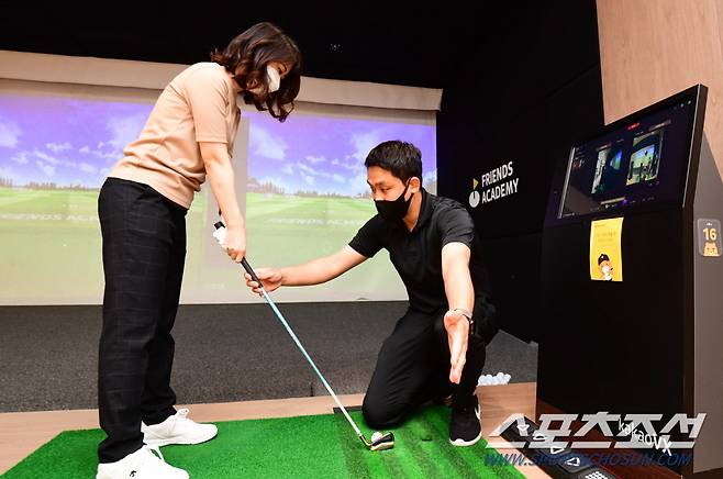 ◇'프렌즈 아카데미'의 정태영 프로가 기자에게 원포인트 레슨을 하는 모습. 최문영 기자 deer@sportschosun.com