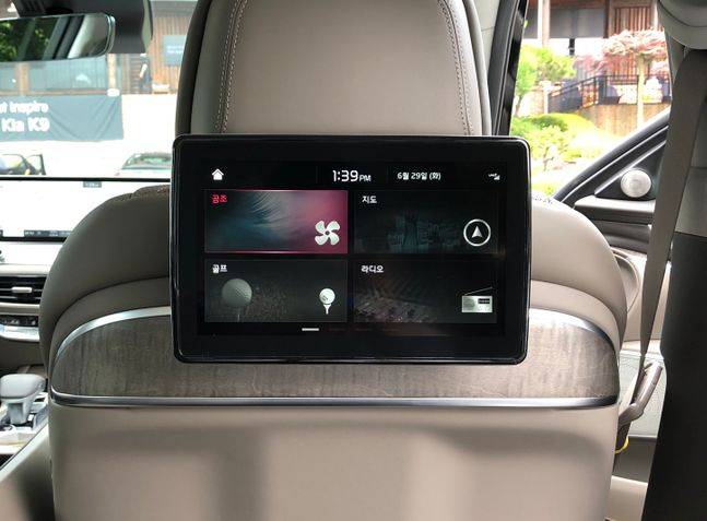 조수석 뒤에 달린 모니터. 터치기능을 활용해 공조 장치, 내비게이션, 골프장 검색, 라디오 등 편의 기능을 조작할 수 있다.ⓒ데일리안 김민희 기자