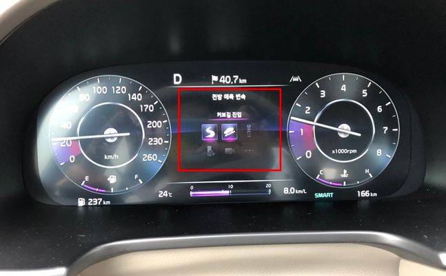 커브길, 내리막길에 진입하자 전방 예측 변속 시스템이 이를 감지하고 자동으로 엔진 브레이크를 작동했다. ⓒ데일리안 김민희 기자