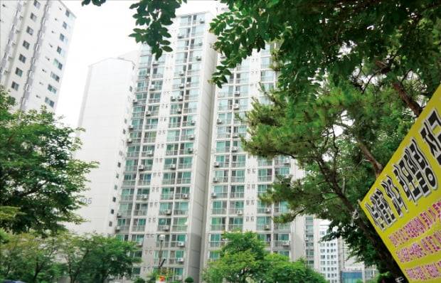 서울 강남 일대에 노후 아파트 리모델링 사업이 속도를 내고 있다. 사진은 리모델링 사업을 추진 중인 서초구 잠원동 잠원동아.  한경DB