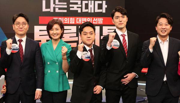 30일 서울 중구 TV조선 스튜디오에서 열린 국민의힘 대변인 선발을 위한 토론 배틀 `나는 국대다(국민의힘 대변인이다)`에서 4강전에 진출한 신인규(왼쪽부터), 김연주, 임승호, 양준우 씨가 이준석 대표와 함께 기념촬영을 하고 있다.  2021.6.30  [사진 = 연합뉴스]