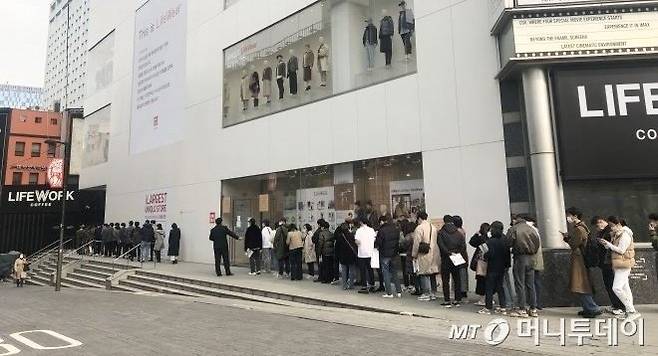 지난해 11월 유니클로 명동중앙점에 질샌더 디자이너 협업 제품인 +J 컬렉션을 구매하기 위해 고객들이 줄을 서고 있다. 명동중앙점은 지난해 12월 결국 폐점했다/사진=오정은 기자