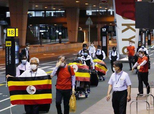 지난 20일 나리타공항에 도착한 뒤 합숙 훈련지인 오사카로 이동 중인 우간다 올림픽 선수단. 이들 중 1명이 공항 검역에서 코로나19 확진 판정을 받은 데 이어 다른 1명이 호스트타운에 머무는 동안 추가로 양성 진단을 받았다. [교도=연합뉴스 자료사진]