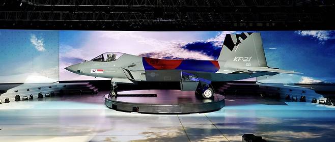 한국항공우주산업(KAI)이 지난 4월 한국형 전투기 KF-21 시제기 출고 행사를 진행하고 있다. /뉴시스