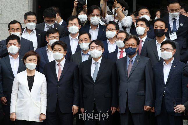 윤석열 전 검찰총장이 29일 오후 대선 출마 기자회견에 앞서 국회의원 및 내빈들과 지지자들에게 인사를 하기 위해 모습을 보이고 있다.ⓒ국회사진취재단