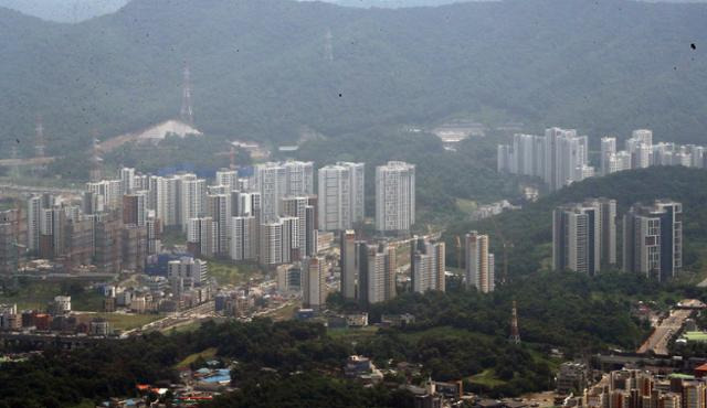 지난 28일 서울 송파구 롯데월드 서울스카이 전망대에서 바라본 경기 하남시 감일지구 아파트 단지. 뉴스1