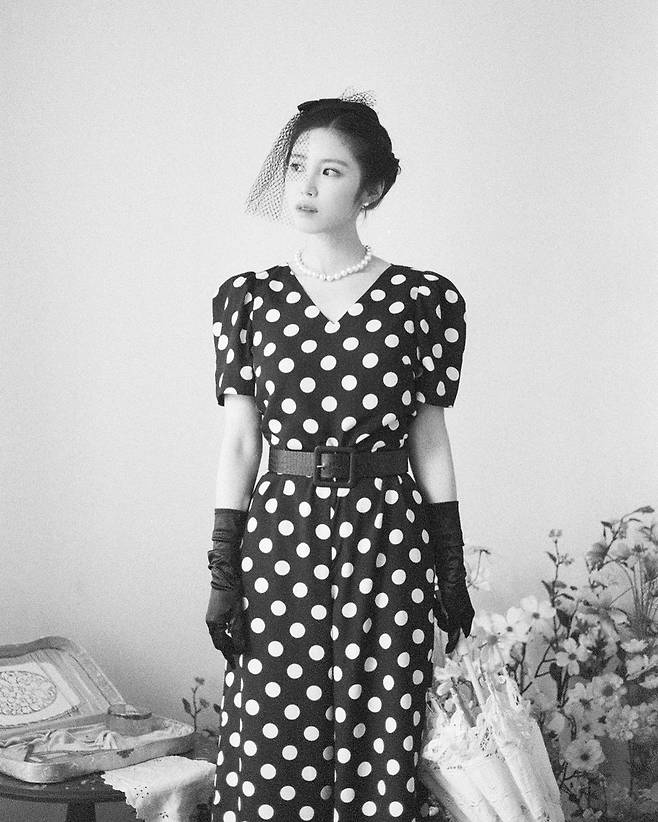 Jun Hyoseong, a former group secret, has created a luxurious atmosphere.On the morning of the first day, Jun Hyoseong posted several black and white photos with the article Black for a long time through personal Instagram.In the photo, Jun Hyoseong is wearing a modern dress that matches the black and white screen.Especially, the luxurious visuals that overwhelm black and white, and the styling of emotions that can appear in black and white movies, attracted the viewers admiration.His beauty, innocence and luxurious visuals are reminiscent of Audrey Hepburn.The netizens who saw this were full of reactions to praise the visuals of Jun Hyoseong, such as It is an atmosphere, Black and White Mei Shimkung, Hyudry Hepburn and Intense Hyosung.iMBC  Photo Source Jun Hyoseong Instagram