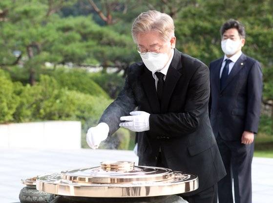 대선출마를 공식 선언한 이재명 경기도지사가 1일 오전 서울 동작구 국립서울현충원 현충탑을 참배하고 있다. 오종택 기자