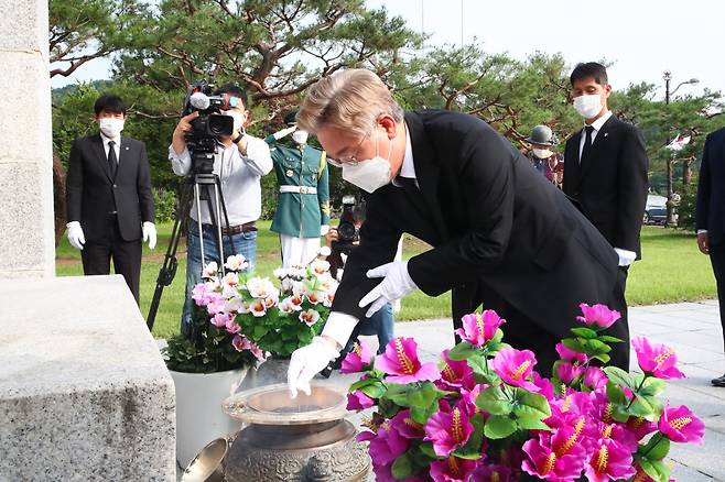 대선 출마를 선언한 이재명 경기지사가 1일 서울 동작구 국립서울현충원에서 학도의용군 무명용사탑을 참배하고 있다. ⓒ 연합뉴스